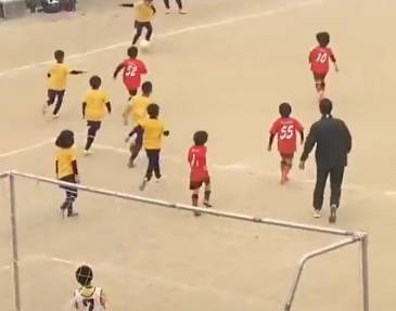 日本村庄里面的小学生足球比赛，场面足够精彩